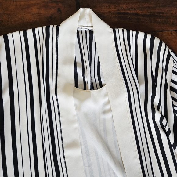 Flare Abaya Dress Striped Front Open Elasticated Cuffs Cream/ Black Size M - Picture 7 of 8